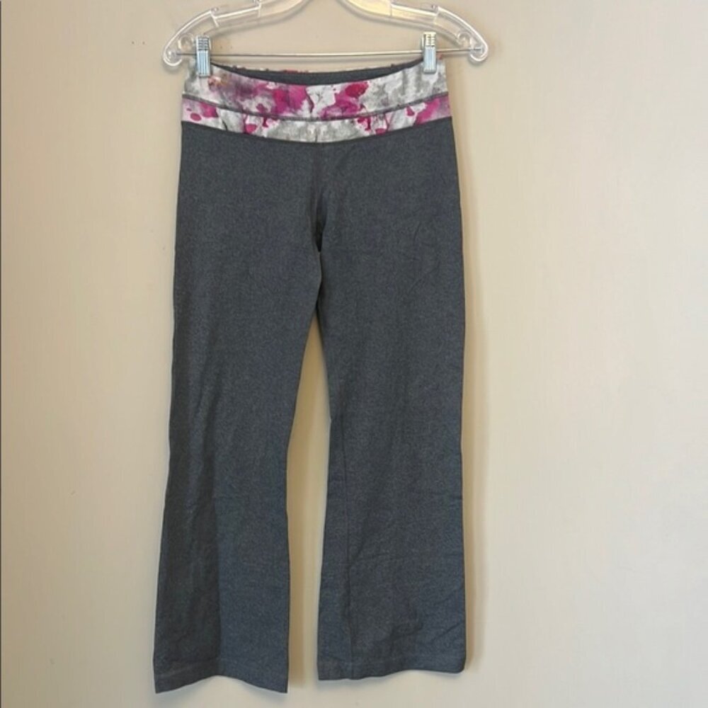 Lululemon Groove Flare Pant size 6 in Pink Floral